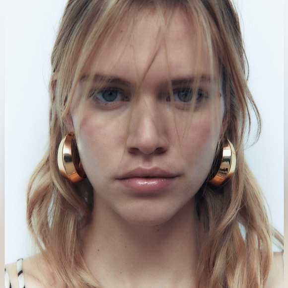 NWT. Zara Golden Metal Rings Hoop Earrings. - Picture 6 of 8